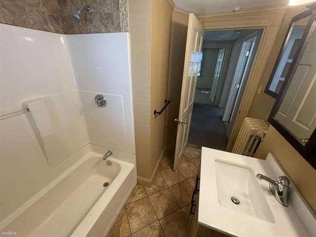 Building Photo - 2 br, 1 bath Duplex - 26 Shepard St 2