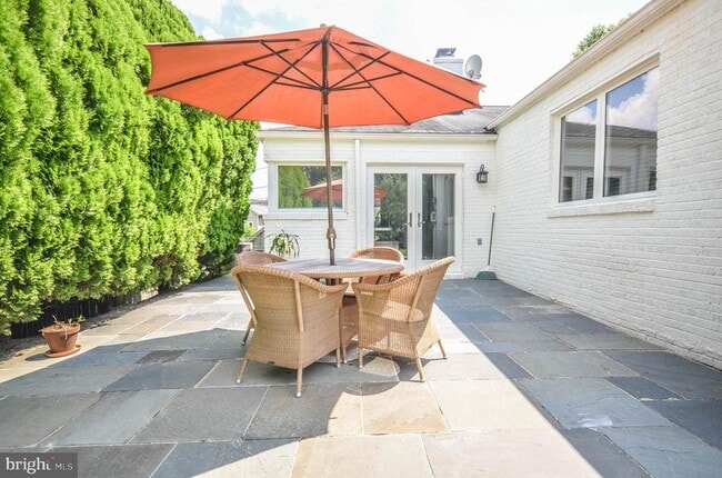 Building Photo - 3313 W Coquelin Terrace