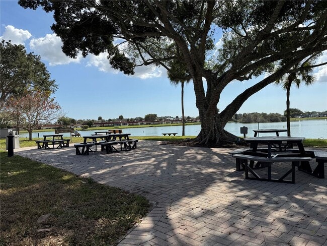 Building Photo - 629 North Dr