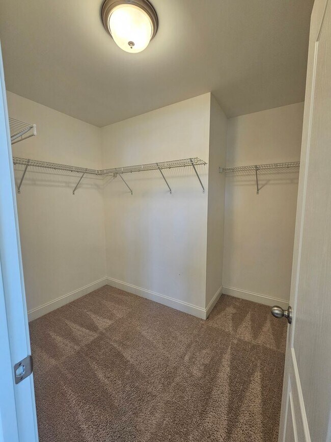 Building Photo - NEW LISTING!!!!!