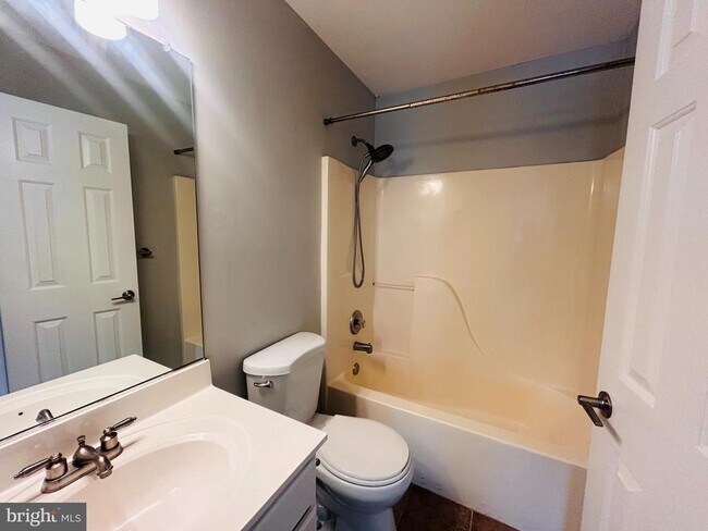 Building Photo - 400 Munsons Hill Ct