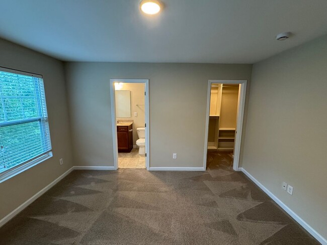 Building Photo - 4183 Broadstairs Dr SW