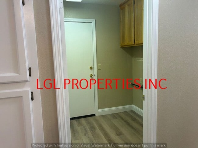 Building Photo - Very Nice Roseville 3 Bedroom 2 Bath Home