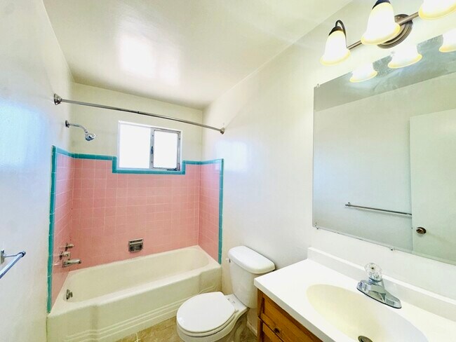 Building Photo - 1/2 Off First Full Month's Rent! Open Layo...