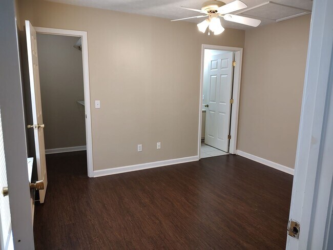 Building Photo - 6104/6106 Pinetree Ave