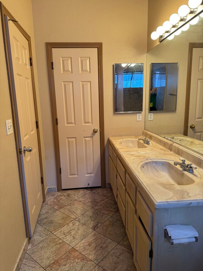 Building Photo - 8214 James Grayson Dr