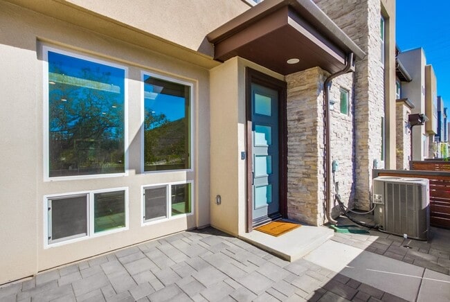 Building Photo - Mira Mesa 3 Bedroom Townhome!