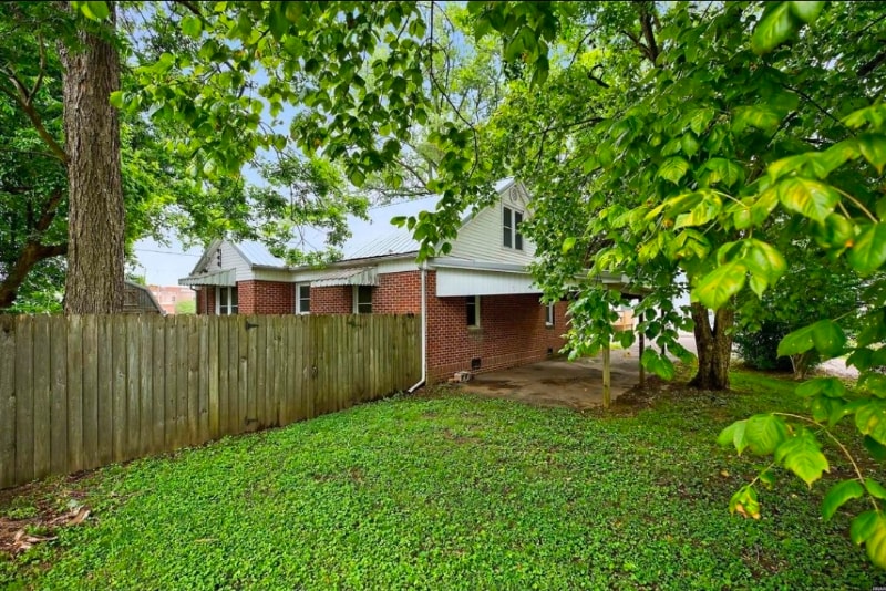 Building Photo - 304 S Poplar St