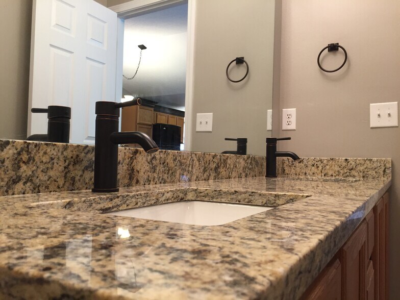 Dual Vanity w/Granite - 2B Circleview Dr
