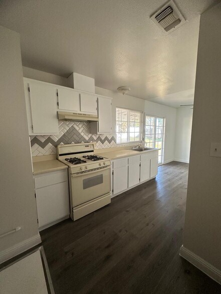 Building Photo - 1817 W La Sierra Dr