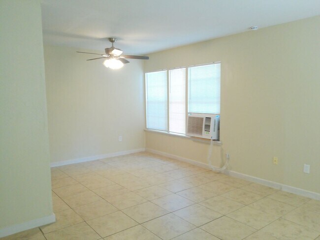 Building Photo - 749 Westchester Dr