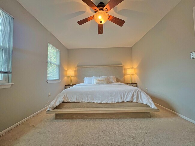 Building Photo - 950 Barton Oaks Pl