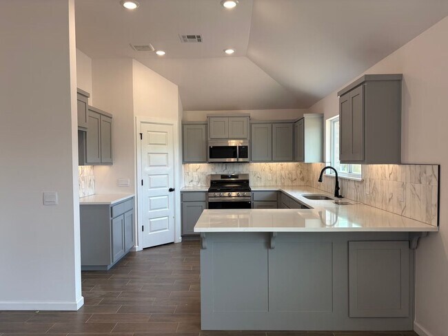 Building Photo - 1st Month Free - New Home!