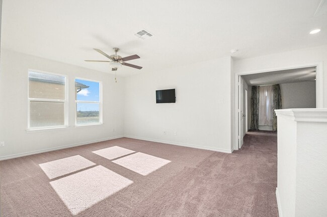 Building Photo - 4 bedroom with office and loft just South San Antonio