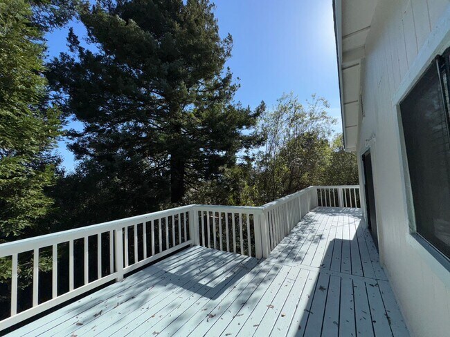 Building Photo - Walking distance to beaches, restaurants, 3 bedroom, 2 bathroom, upstairs level of home