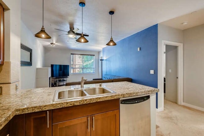 Building Photo - SPACIOUS 1-BEDROOM APARTMENT FOR RENT IN DOWNTOWN BALLARD!