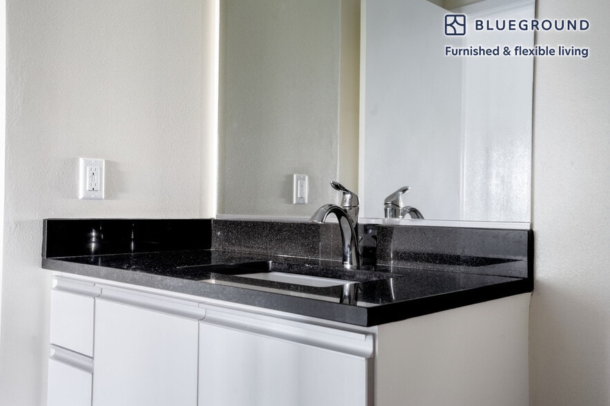 Building Photo - 690 Long Bridge St