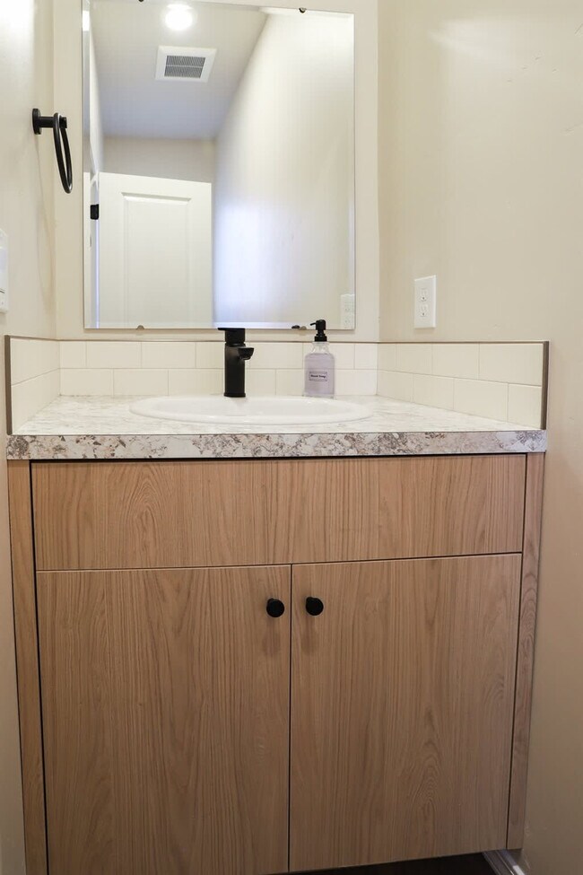 Building Photo - 717 E Elgin St