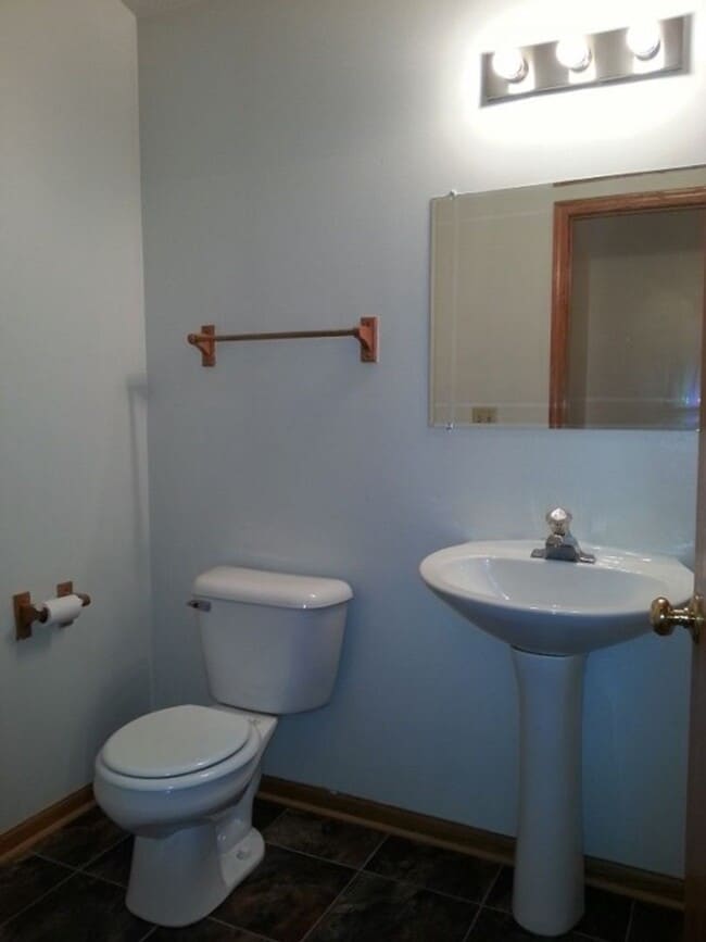 Building Photo - Open Concept 3BD/2.5BA Bi-Level Townhouse