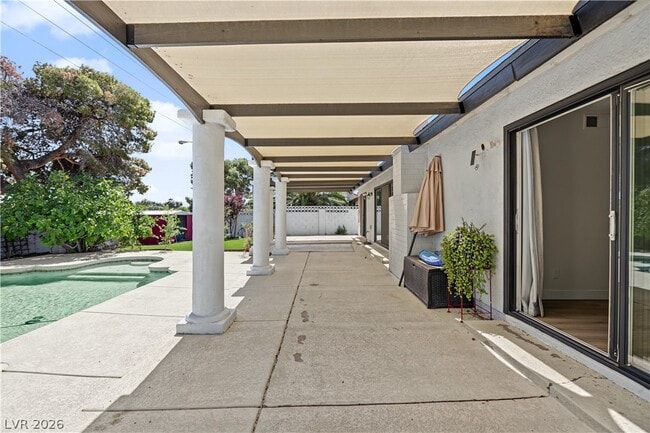Building Photo - 4162 Ridgewood Ave
