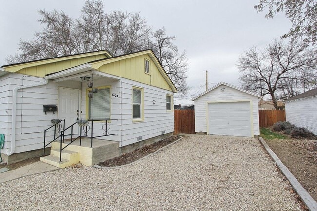 Building Photo - Charming Single-Level Home