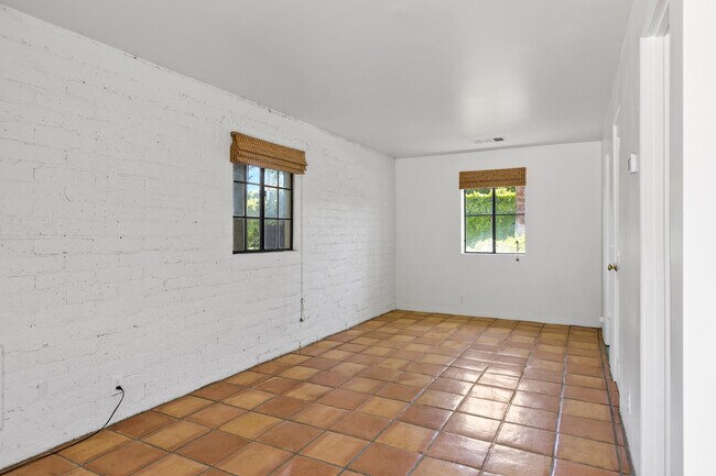 Building Photo - 839 N Avenida Olivos