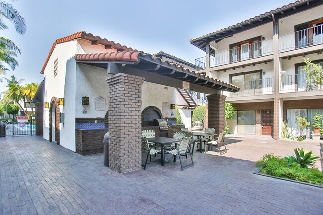 Building Photo - Los Caballeros #001