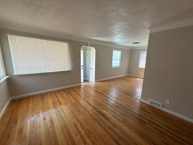 Building Photo - Freshly Renovated 3-Bedroom Home – Quality...