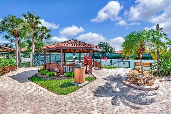 Building Photo - 511 SW South River Dr