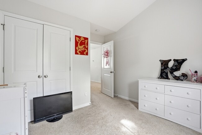 Building Photo - 17 Crown Ct