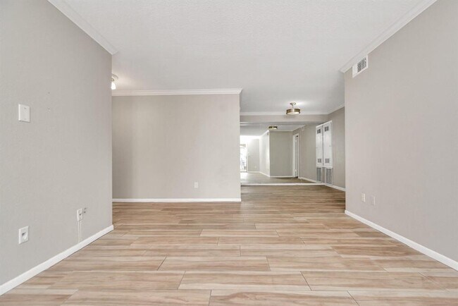 Building Photo - 2744 Briarhurst Dr