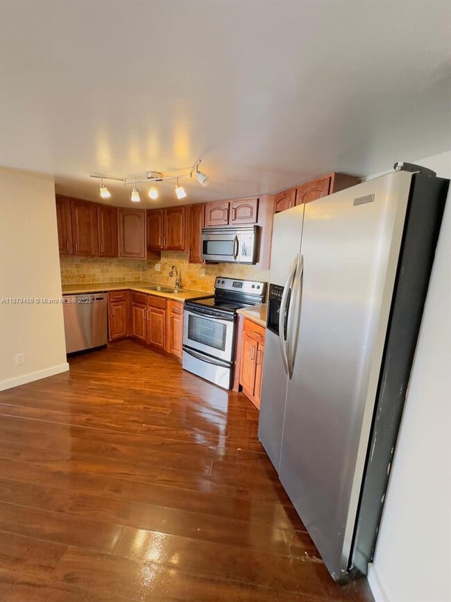 Primary Photo - 800 Parkview Dr