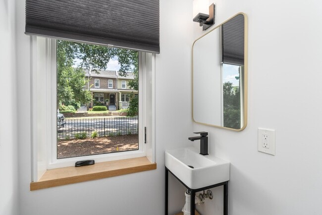 Building Photo - 103 17th St SE