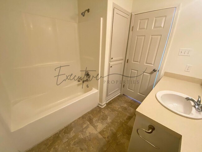 Building Photo - Updated 2-Bed Townhouse Steps from McNeese...