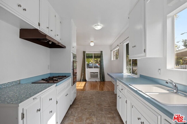 Building Photo - 1451 Armadale Ave