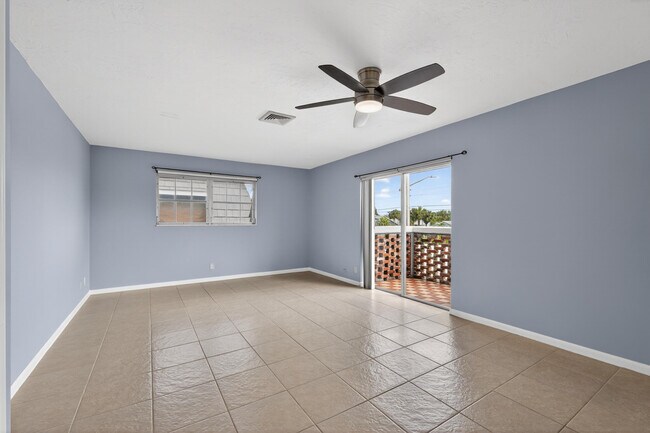 Building Photo - 423 Pine Tree Ct
