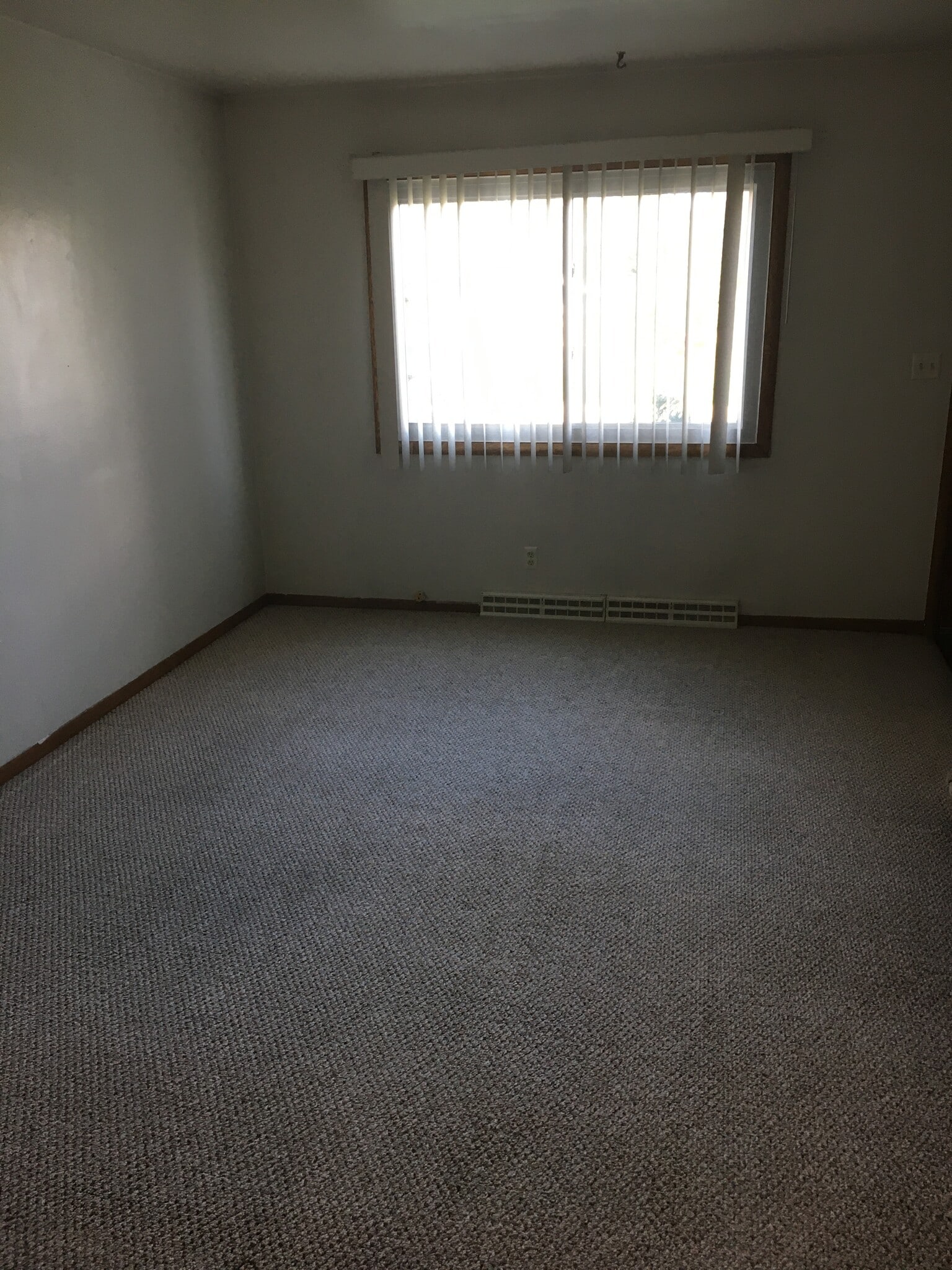 Building Photo - 1422 Willow Ln