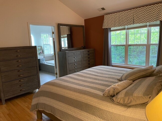 Building Photo - Three Bedroom Townhouse on Eisenhower Aven...