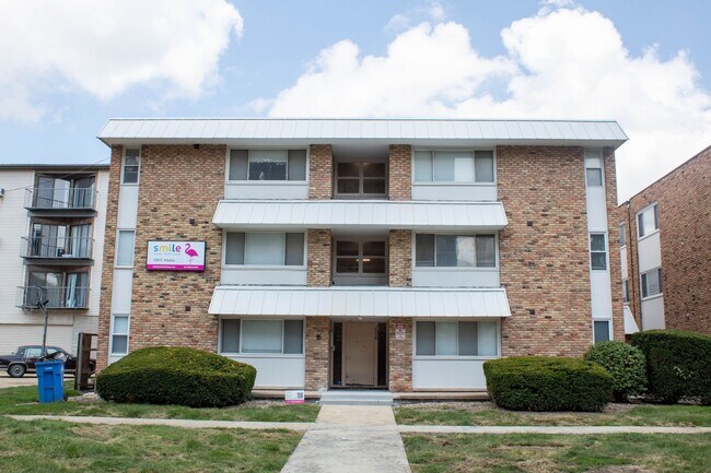 Interior Photo - 106 E Healey St