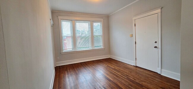 Building Photo - 901 N Leavitt St
