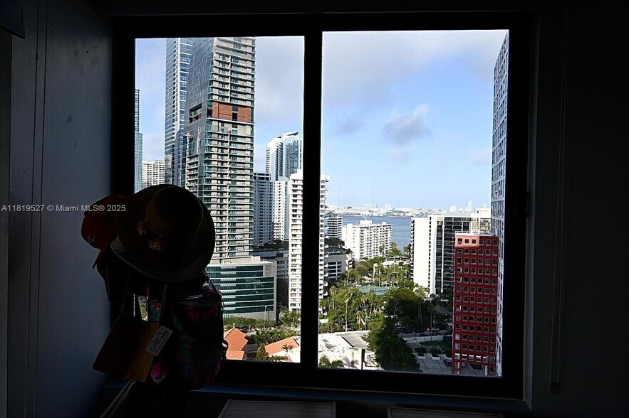 Building Photo - 1581 Brickell Ave