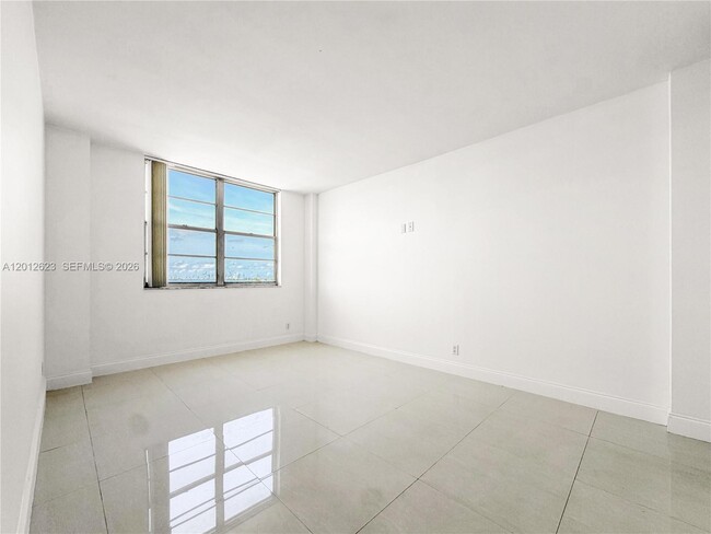 Building Photo - 1455 N Treasure Dr