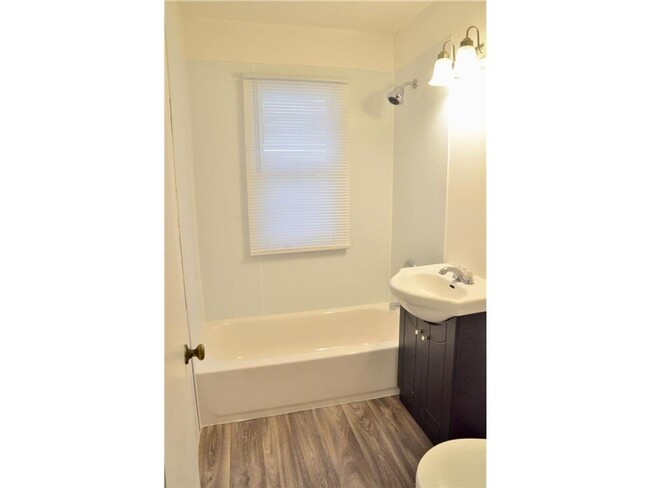 Building Photo - Large 1 bedroom side by side - Section 8 a...