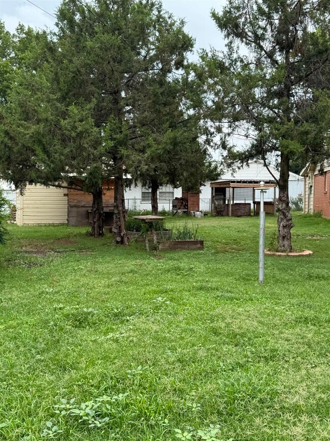 Building Photo - 1400 Phoenix Dr