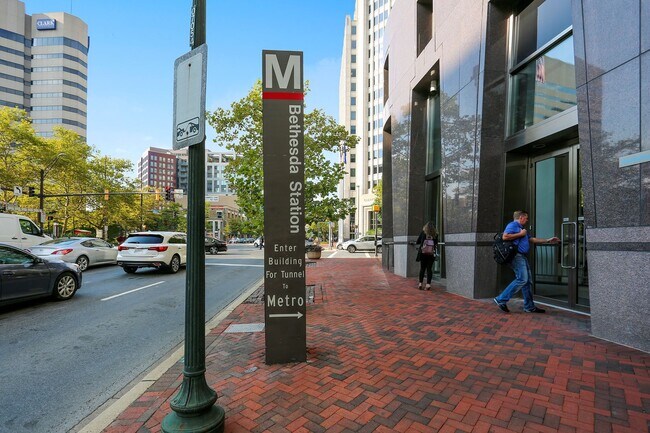 Building Photo - Lovely 3br/3ba home minutes from Downtown ...