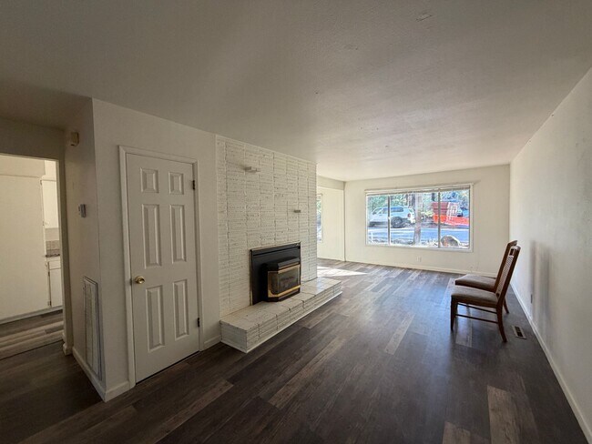 Building Photo - 916 Sunset Dr