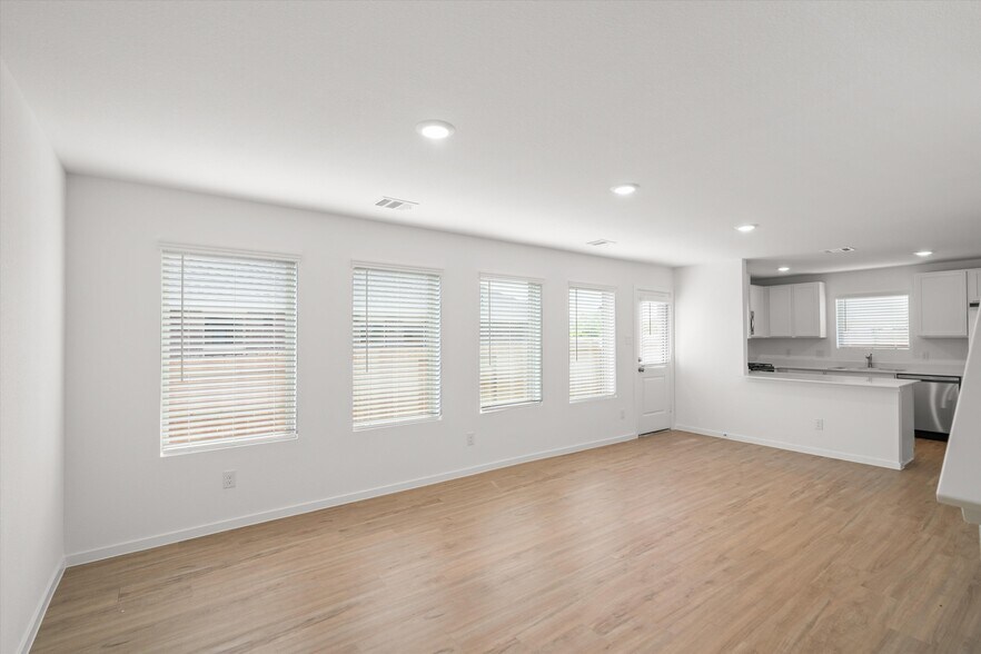 Building Photo - 3167 Savannah Rose Dr