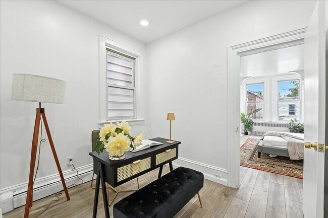 Building Photo - 283 GRIFFITH St