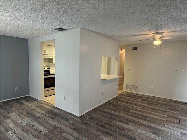 Building Photo - 4911 Silver Oaks Village