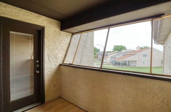 Building Photo - 413 Lakeway Dr
